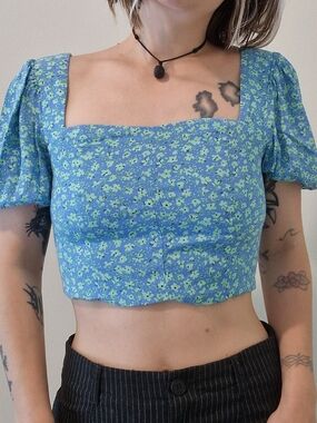 Blue floral crop top with a square neckline 💙🌸